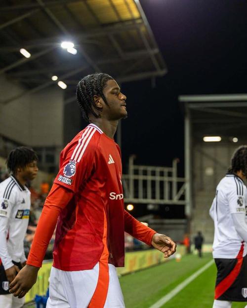 韦斯-布朗：在曼联踢球绝非易事，海文每次登场都发挥完美