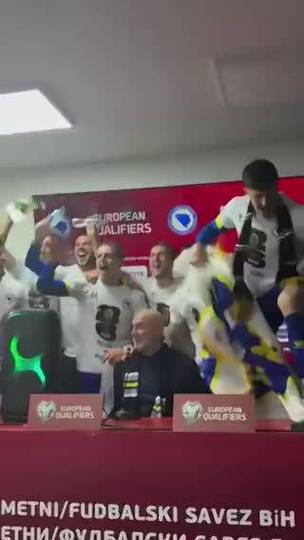 狂欢！波黑球员带着音响闯进发布会激情庆祝晋级世界杯